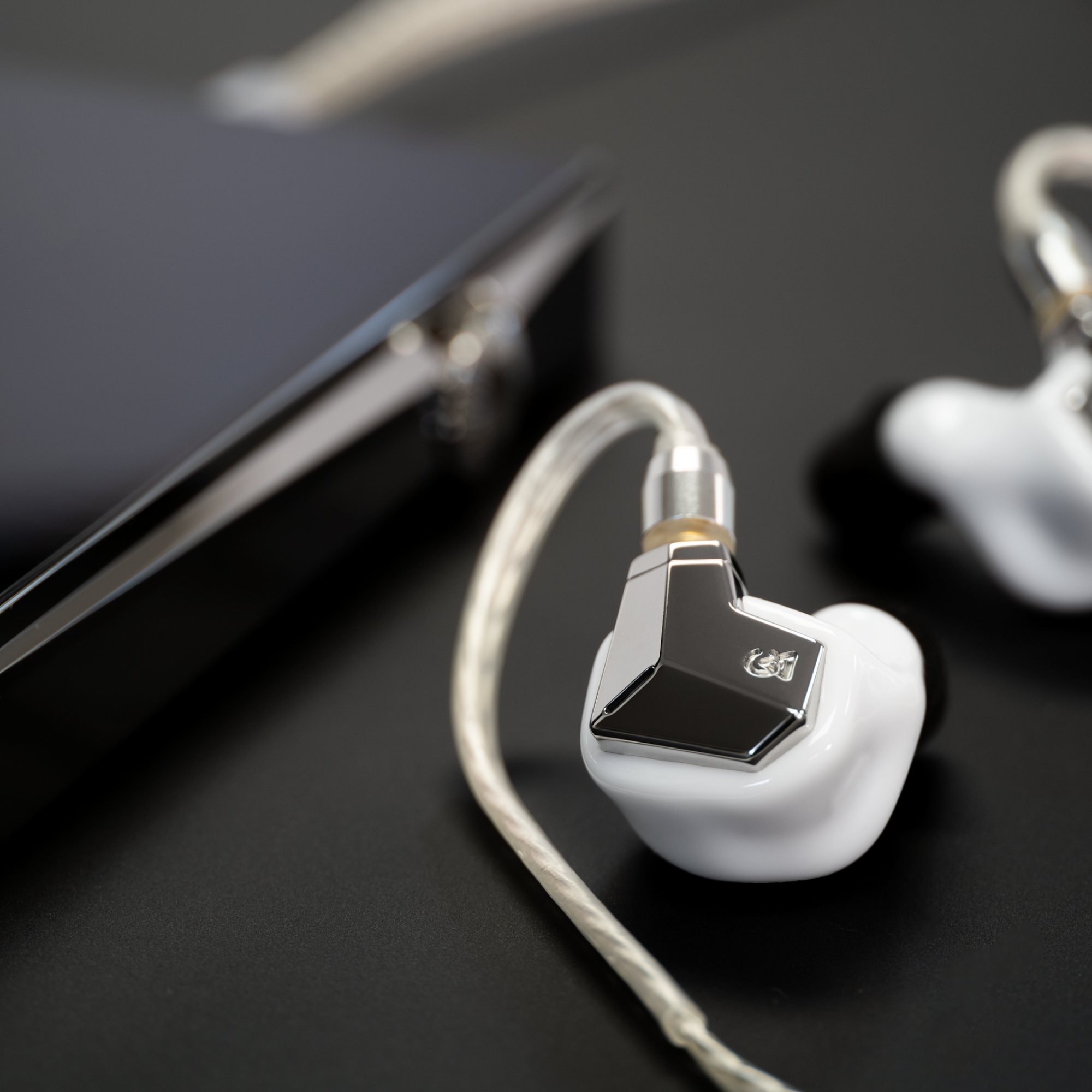 Supermoon – Campfire Audio Supermoon – Campfire Audio